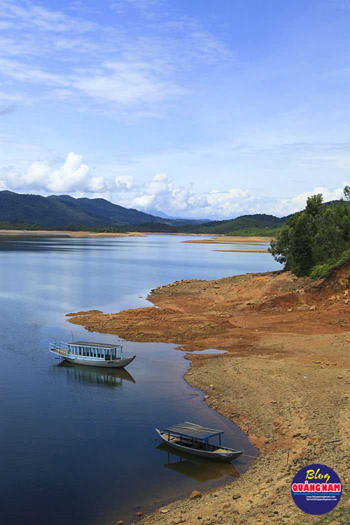 Những chiếc thuyền mộc mạc nằm im lìm ven hồ - Ảnh: vinhnam118